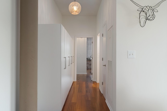 78 E Chestnut St Unit 205, Columbus, OH 43215 - hallway with wood finished floors and a chandelier
