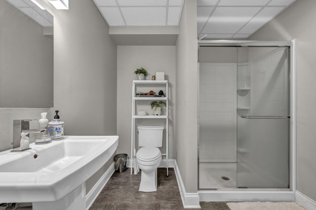 3720 Hyatts Rd, Powell, OH 43065 - full bath featuring a shower stall, a sink, toilet, a paneled ceiling, and baseboards