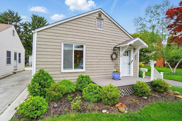 286 Rosslyn Ave, Columbus, OH 43214 - view of front of property with a deck