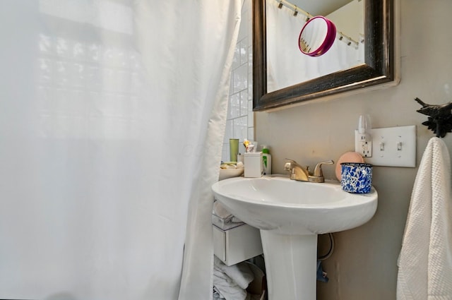 286 Rosslyn Ave, Columbus, OH 43214 - bathroom with curtained shower