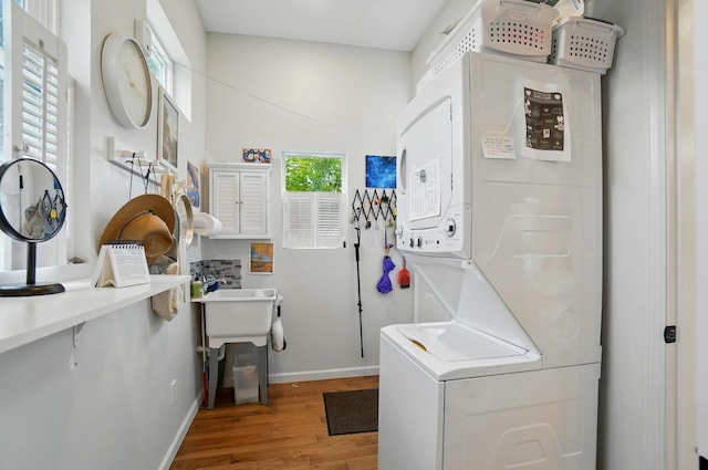 286 Rosslyn Ave, Columbus, OH 43214 - laundry room featuring estacked washer and dryer, wood finished floors, and baseboards
