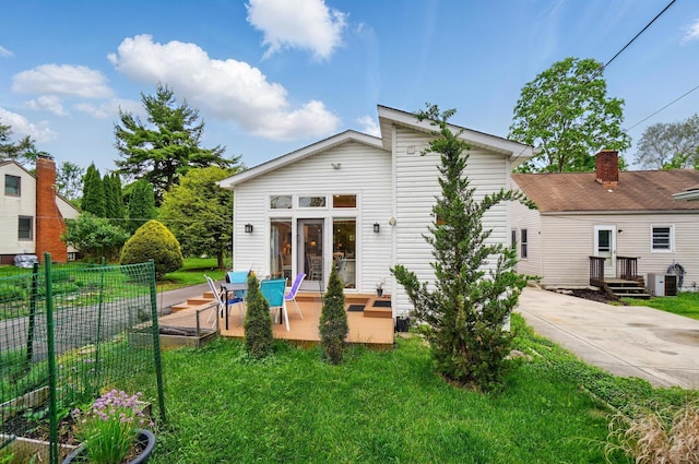 286 Rosslyn Ave, Columbus, OH 43214 - back of house with a lawn and a wooden deck