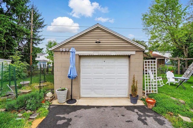 286 Rosslyn Ave, Columbus, OH 43214 - detached garage with driveway