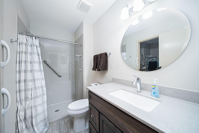 full bathroom featuring a shower with shower curtain, toilet, and vanity