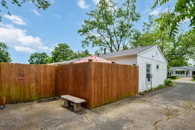 19 Vaughn Rd, Delaware, OH 43015 - view of side of property featuring a shingled roof