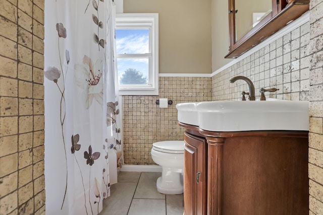 206 Goose Pond Rd, Newark, OH 43055 - full bath with tile patterned flooring, toilet, vanity, a shower with shower curtain, and wainscoting