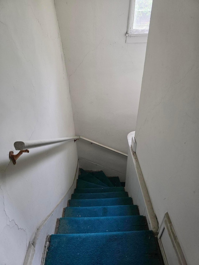 195 N Monroe Ave, Columbus, OH 43203 - view of stairway