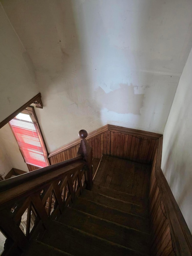 195 N Monroe Ave, Columbus, OH 43203 - view of staircase
