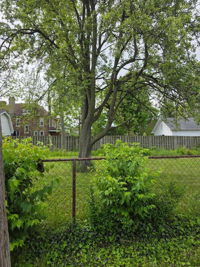 195 N Monroe Ave, Columbus, OH 43203 - view of yard with fence