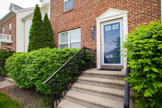 960 Hartford Village Blvd, Columbus, OH 43228 - view of exterior entry featuring brick siding