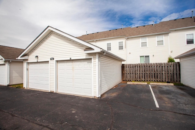 960 Hartford Village Blvd, Columbus, OH 43228 - garage featuring fence