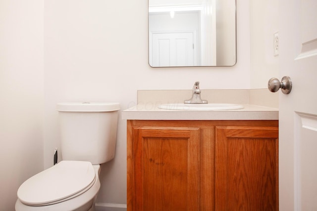 960 Hartford Village Blvd, Columbus, OH 43228 - half bathroom featuring vanity and toilet