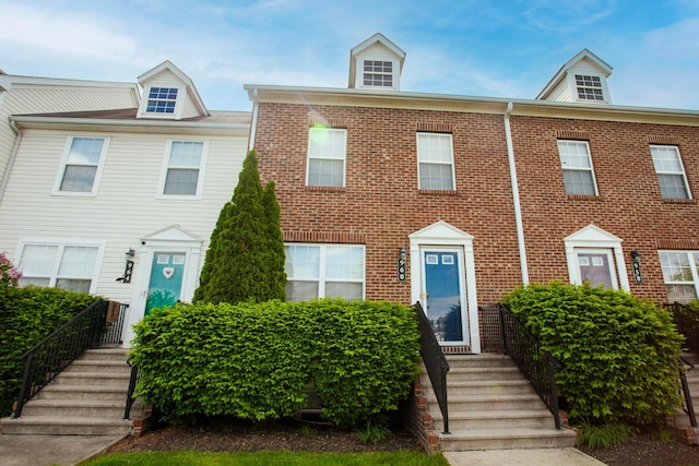 960 Hartford Village Blvd, Columbus, OH 43228 - townhome / multi-family property with entry steps and brick siding