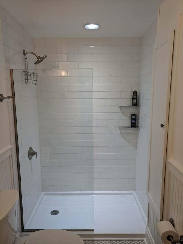 204-206 E Blenkner St, Columbus, OH 43206 - bathroom featuring a stall shower, toilet, and recessed lighting