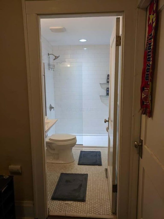 204-206 E Blenkner St, Columbus, OH 43206 - bathroom with a tile shower, tile patterned floors, and toilet
