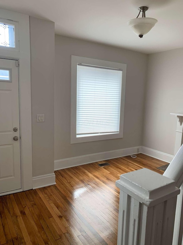 204-206 E Blenkner St, Columbus, OH 43206 - entrance foyer with baseboards and hardwood / wood-style floors