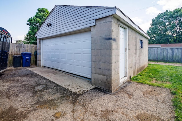 2806 Claude Dr, Columbus, OH 43207 - detached garage with fence