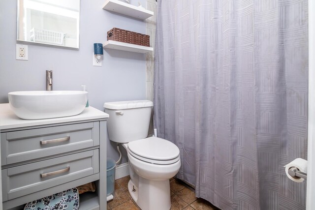 2806 Claude Dr, Columbus, OH 43207 - bathroom featuring toilet, vanity, and curtained shower