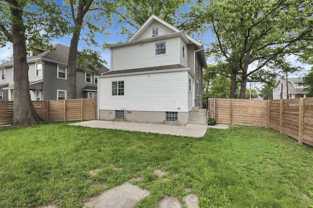 255 E Kelso Rd, Columbus, OH 43202 - back of property with a patio area