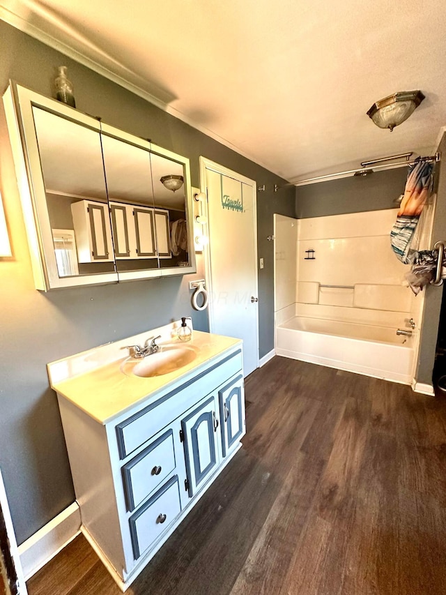 619 Sugar St, Marion, OH 43302 - full bathroom featuring wood finished floors, vanity,  shower combination, and baseboards