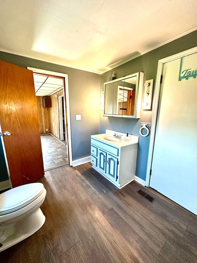 619 Sugar St, Marion, OH 43302 - bathroom featuring wood finished floors, toilet, vanity, and baseboards