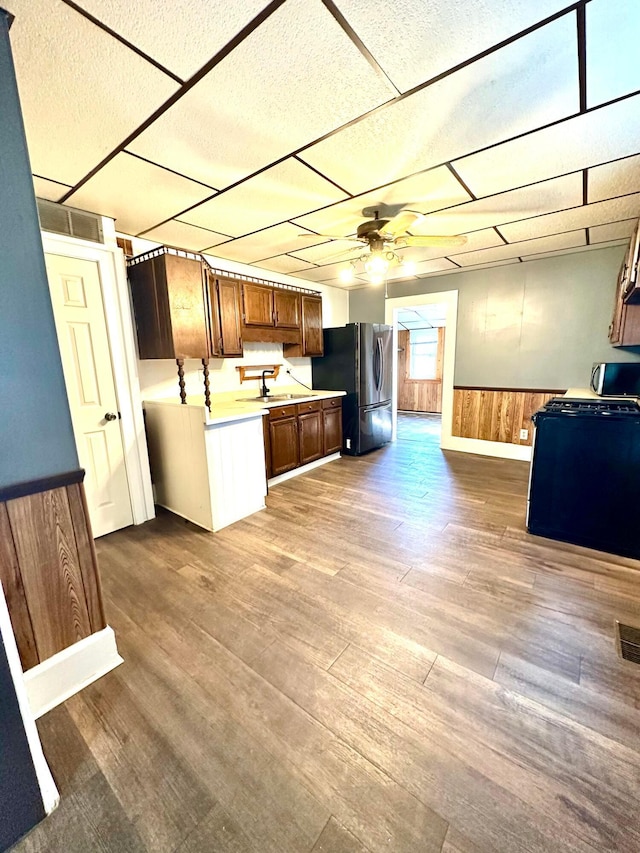 619 Sugar St, Marion, OH 43302 - kitchen with stainless steel appliances, a ceiling fan, wood finished floors, light countertops, and open floor plan