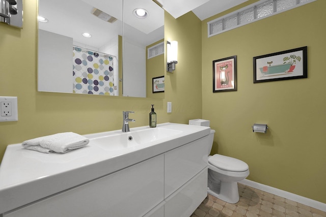 2711 Montcalm Rd, Columbus, OH 43221 - bathroom with baseboards, toilet, vanity, a shower with curtain, and recessed lighting