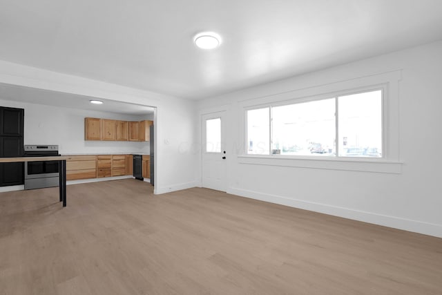 524 Avondale Ave, Marion, OH 43302 - unfurnished living room featuring baseboards and light wood-type flooring