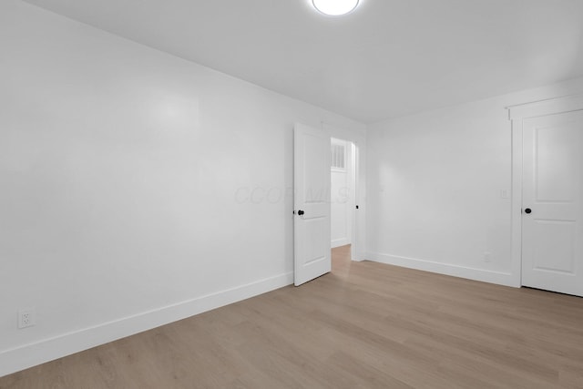 524 Avondale Ave, Marion, OH 43302 - empty room with baseboards and light wood finished floors