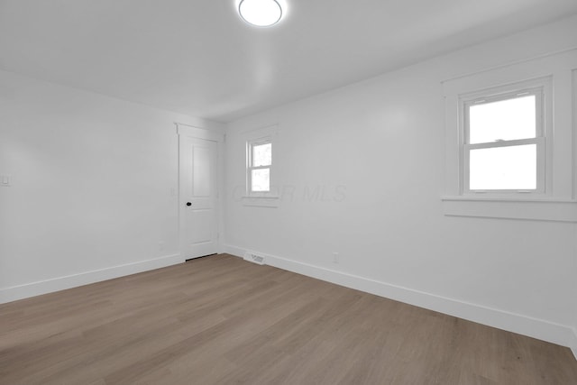 524 Avondale Ave, Marion, OH 43302 - unfurnished room featuring baseboards and light wood-type flooring