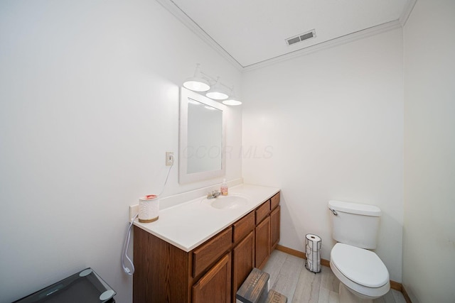 5039 Lee Rd, South Bloomfield, OH 43103 - bathroom featuring vanity, toilet, wood finished floors, crown molding, and baseboards