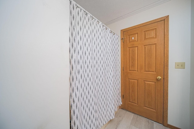 5039 Lee Rd, South Bloomfield, OH 43103 - detailed view of wood finished floors and crown molding