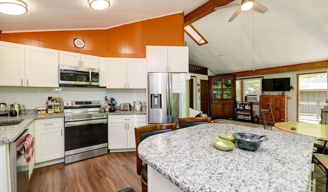 1160 Flathead Ln, Sugar Grove, OH 43155 - kitchen featuring stainless steel appliances, lofted ceiling, decorative backsplash, ceiling fan, and wood finished floors