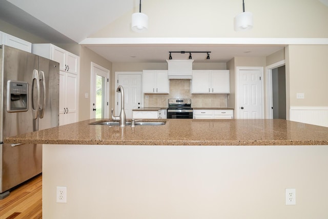 7885 Upper Twin Rd, South Salem, OH 45681 - kitchen with appliances with stainless steel finishes, a sink, a large island with sink, white cabinets, and vaulted ceiling