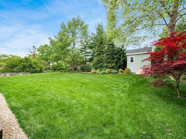 view of grassy yard featuring an outdoor structure