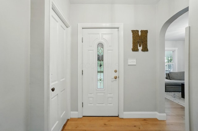 1545 Westwood Ave, Columbus, OH 43212 - foyer entrance featuring arched walkways, light wood finished floors, and baseboards