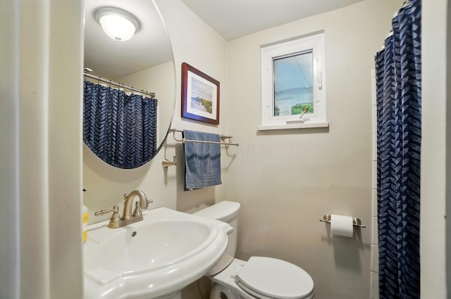 1545 Westwood Ave, Columbus, OH 43212 - bathroom with a sink, toilet, and curtained shower