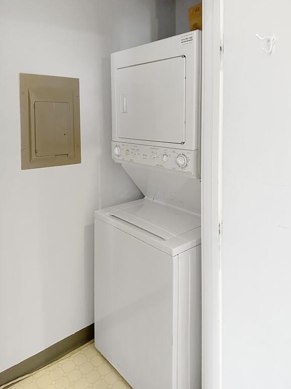 432 E Rich St Unit 3K, Columbus, OH 43215 - washroom with stacked washer / dryer, electric panel, light floors, and baseboards