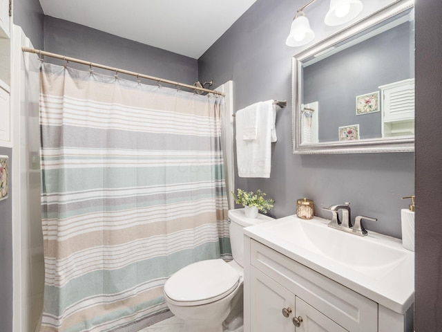full bath featuring toilet, vanity, and a shower with curtain