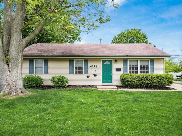 single story home featuring a front yard
