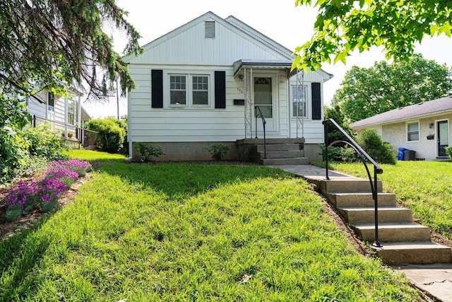 832 Oxley Rd, Columbus, OH 43212 - bungalow featuring a front lawn and entry steps