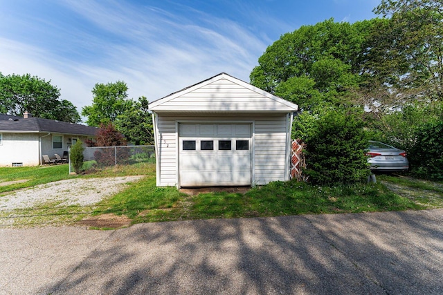 832 Oxley Rd, Columbus, OH 43212 - detached garage featuring fence and asphalt driveway