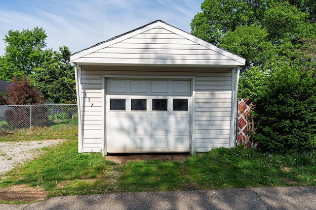 832 Oxley Rd, Columbus, OH 43212 - detached garage featuring fence