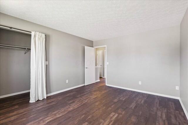2713 Summer Dr, Dublin, OH 43016 - unfurnished bedroom featuring wood finished floors, baseboards, a closet, and a textured ceiling