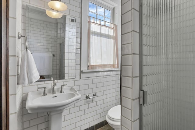 1041 Franklin Ave, Columbus, OH 43205 - full bath featuring toilet, tile walls, and a stall shower