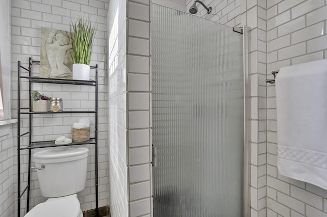 1041 Franklin Ave, Columbus, OH 43205 - bathroom with a stall shower and toilet