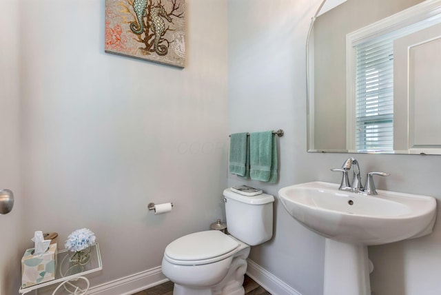 5119 Butterworth Green Dr, New Albany, OH 43054 - bathroom featuring toilet, baseboards, and a sink