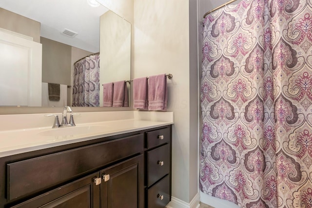 5119 Butterworth Green Dr, New Albany, OH 43054 - bathroom with vanity and curtained shower