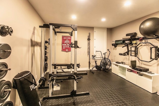 workout room with recessed lighting