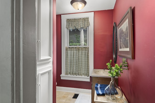 1042 Neil Ave, Columbus, OH 43201 - foyer entrance with baseboards